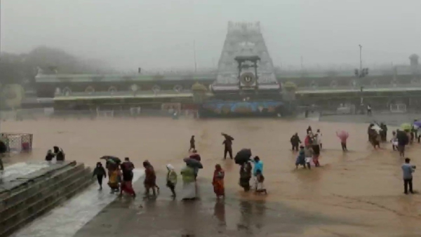 Tirupati Rain Devotees enjoying heavy rain in Tirupati
