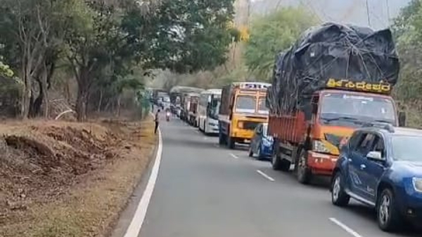 3 Hour traffic jam on Bengaluru-Dindigul National Highway 3 Hour traffic jam on Bengaluru-Dindigul National Highway