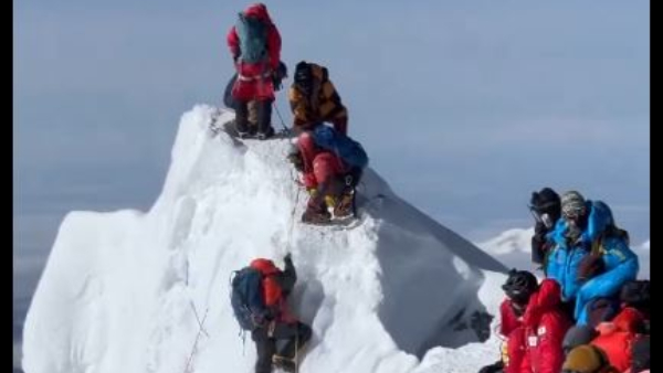 Viral Video of Mount Everest Traffic Jam Trekkers face Dead fear Netizens Reacts