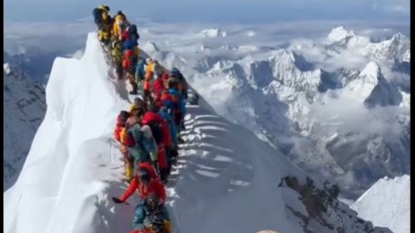 Viral Video of Mount Everest Traffic Jam Trekkers face Dead fear Netizens Reacts