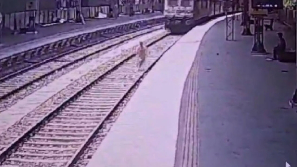 UP Woman Jumps In Front Of Train Woman lost her life to scare her lover- video viral