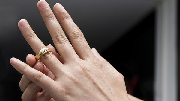 which finger we should not wear gold ring in kannada which finger we should not wear gold ring in kannada