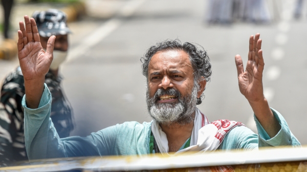Yogendra Yadav Forecasts BJP Victory Congress Expected to Gain Few Seats