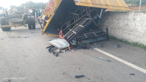 Horrible accident between Fortuner car amp amp lorry in chikkabennuru Three death Horrible accident between Fortuner car amp amp lorry in chikkabennuru Three death