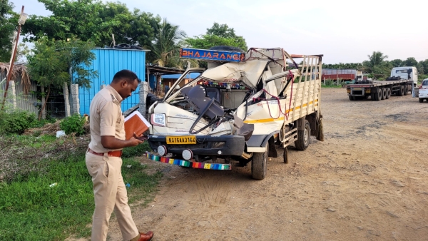 Terrible accident between lorry and Ashok Leyland near Hiriyur taluk two death Terrible accident between lorry and Ashok Leyland near Hiriyur taluk two death