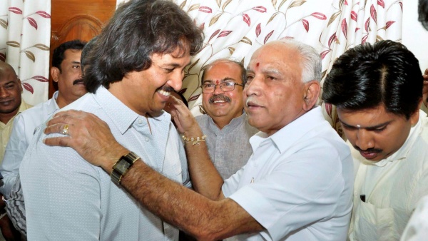 Supporters of Actor Shivarajkumar Protest Outside Kumar Bangarappa s House in Bengaluru