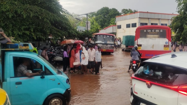 Gundlupet bus stand flooded due to heavy rain