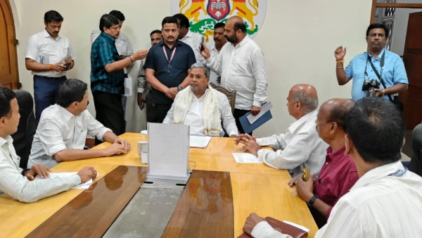 Government Employees Met By CM Siddaramaiah Regarding 7th Pay Commission