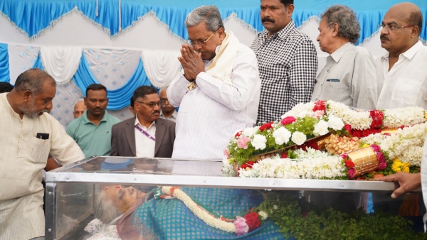 CM Siddaramaiah who received Kamala Hampana s last darshan