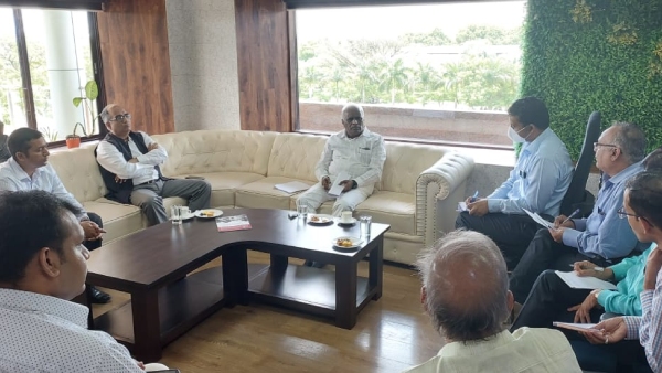 Vande Bharat Express Train To Belagavi Iranna Kadadi Meet Railway Officials