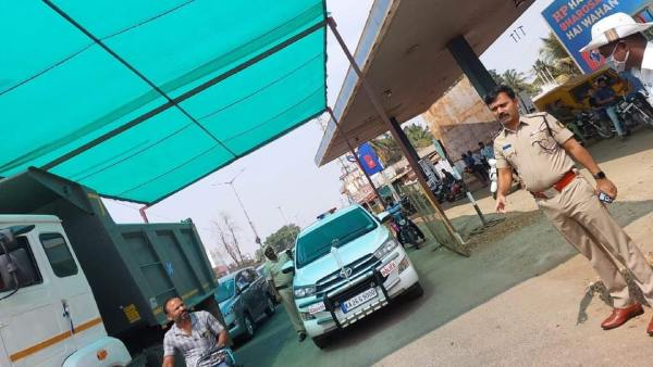 Gang kidnaps the accused by obstructing the police vehicle in Gadag