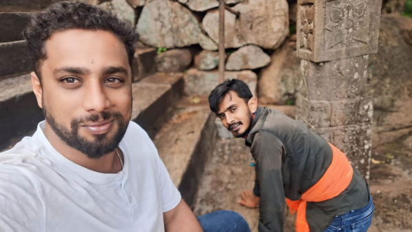 A fan of Kumaraswamy paid tribute to the mandiseva in Melukote A fan of Kumaraswamy paid tribute to the mandiseva in Melukote