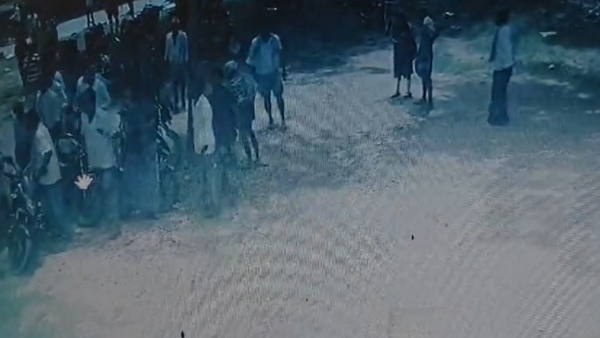 Villagers assault on Gram Panchayat PDO in Hosayalanadu Village Villagers assault on Gram Panchayat PDO in Hosayalanadu Village