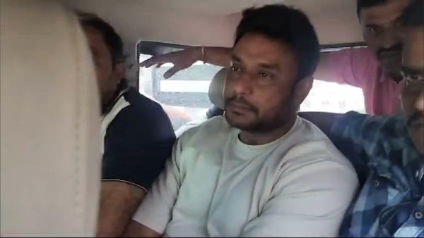 Police Removed Actor Darshan Wig At Victoria Hospital While Health Checkup