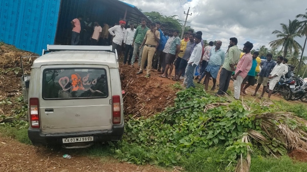 Tata Sumo fell into ditch near Kollegala Taluk 11 injured