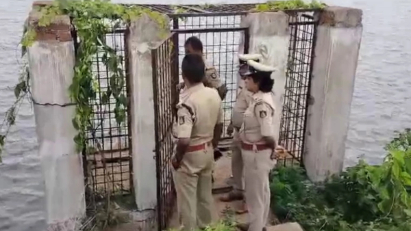 19 Years College Student And 50 Years Man Committed Suicide At Thumakuru