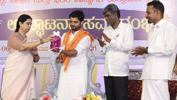 Vinay Guruji Praised Women And Child Development Minister Lakshmi Hebbalkar Vinay Guruji Praised Women And Child Development Minister Lakshmi Hebbalkar