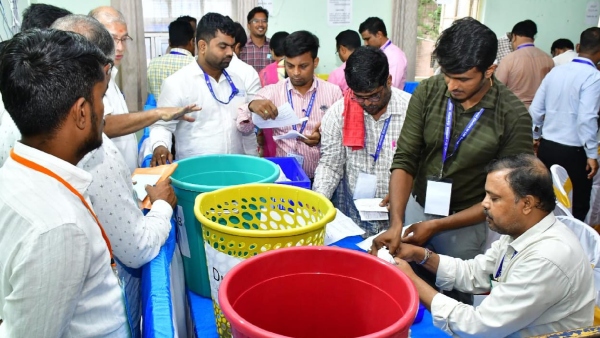 Dharwad Lok Sabha Election 2024 Results LIVE Who will Win Pralhad Joshi Vs Vinod Asooti