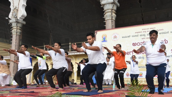12 000 People Practice Yoga in Front of Mysuru Palace