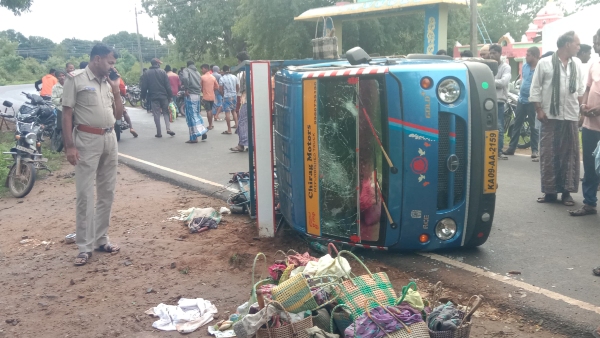 More than 15 women workers injured due to Tata Ace overturns near Honnahalli