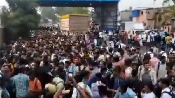 Massive Crowd of 25 000 Attends Air India Walk-In Interview for 600 Posts in Mumbai Highlighting Unemployment Crisis