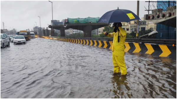 heavy rain bengaluru traffic jams waterlogging