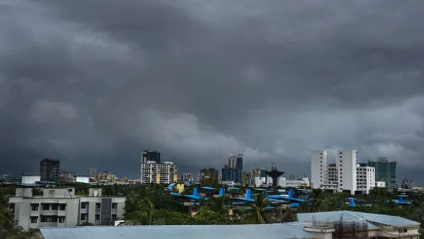 Heavy rains in Bengaluru Roads flooded - life disrupted