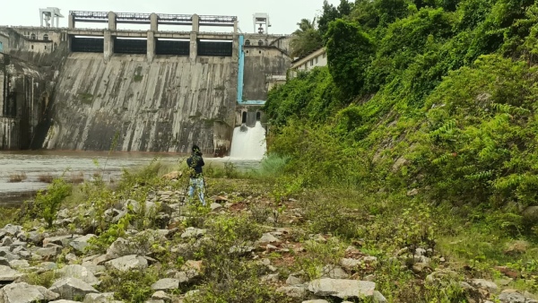 Bhadra Dam Water Leakage from last one week farmer Sparks Outrage