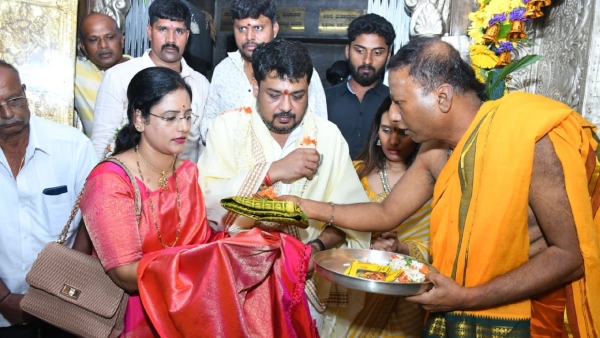 MP Sunil Bose Put Kumkum On The Forehead Of A Female Officer At Mysuru Chamundi Temple