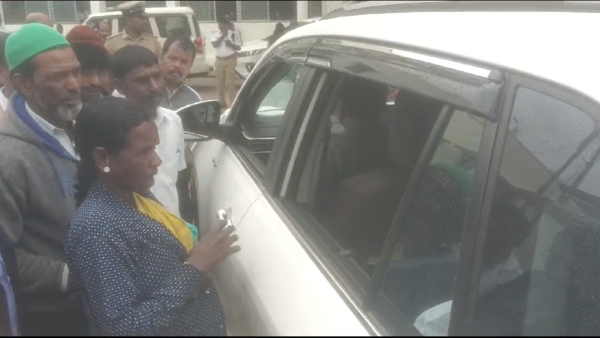 Close the bar sir A woman begged in front of the minister Close the bar sir A woman begged in front of the minister