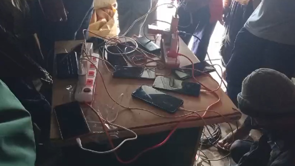 Heavy Rain Effect In Chikkamagaluru Huge Demand For Mobile Charging At Mudigere