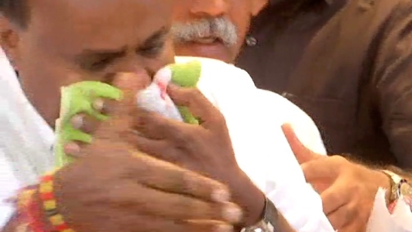 Central Minister H D Kumaraswamy s Nose Suddenly Bleed At The Press Conference