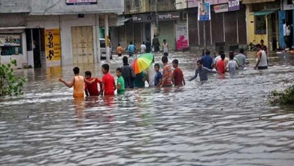Heavy rains in Gujarat many cities inundated - collapsed dam