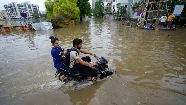 Heavy rains in Gujarat many cities inundated - collapsed dam