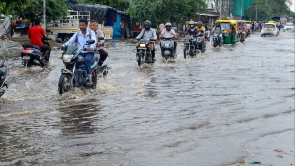 Heavy rains in Gujarat many cities inundated - collapsed dam