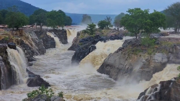Hogenakkal Falls overflowing due to Kaveri outflow increase
