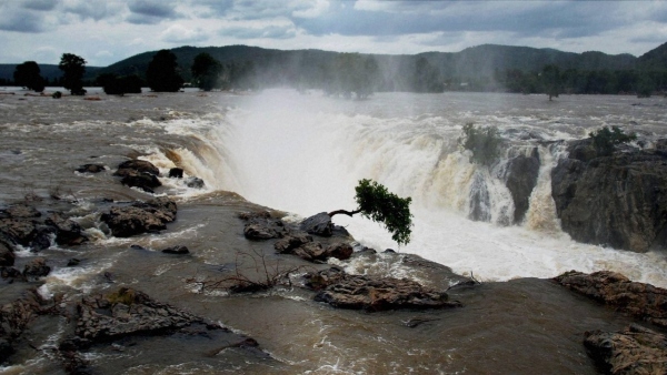 Heavy Rain Tourists Entry restricted for Bharachukki Hogenakkal Water falls