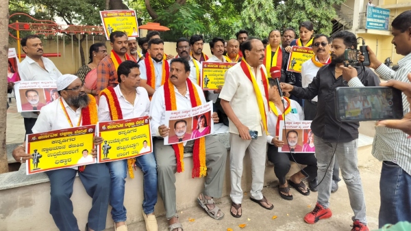 Karave-Kannada Workers Protest Against Entrepreneurs Who Opposed Bill of Local Job Reservation