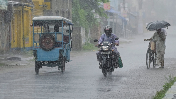 Karnataka Rains Heavy rainfall forecast in few moments red alert announced for these districts