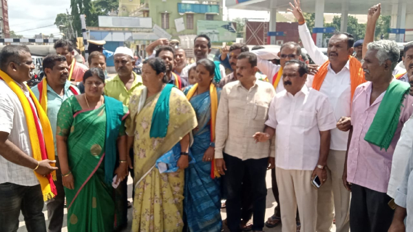 Mandya Farmers Protest CWRC s kaveri Water Release Order to Tamil Nadu