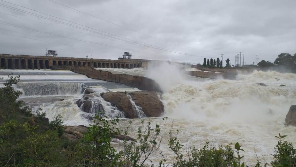 KRS Reservoir Releases 1 70 Lakh Cusecs Water Flooding Fears Emerge