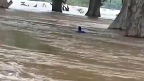 Viral Video A Young Man Drowned In The Kaveri River As Watched