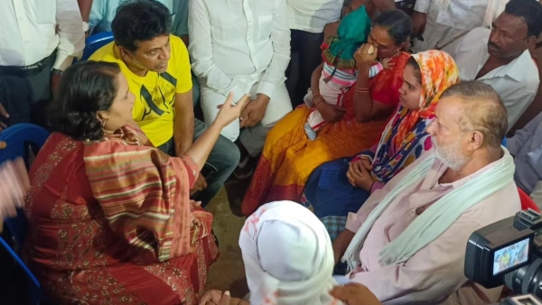 Actor Shivrajkumar and wife Geetha donates money to kin of haveri accident victims