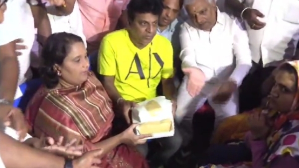 Actor Shivrajkumar and wife Geetha donates money to kin of haveri accident victims