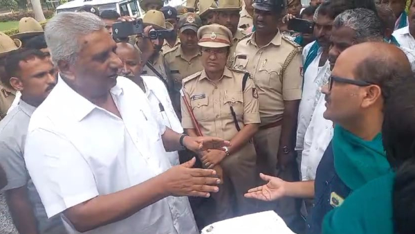 Sudden protest by pro-Kannada activists against farmers organization in Chamarajangar