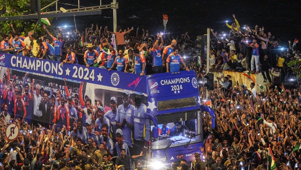 Several Fans faint injured during Team India s T20 World Cup victory parade