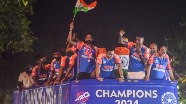 Several Fans faint injured during Team India s T20 World Cup victory parade