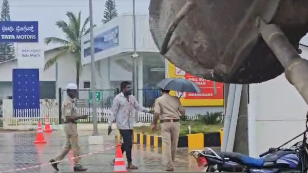 alcoholics threatening them has gone video viral In hassan and chikkamagalur