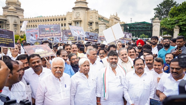 Congress Leaders Held Raj Bhavan Chalo Against Karnataka Governor Today