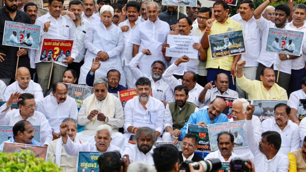 Congress Leaders Held Raj Bhavan Chalo Against Karnataka Governor Today